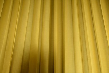 Gölgeli sarı perde.