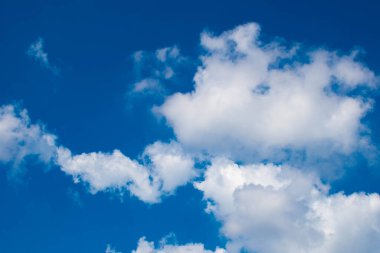 Mavi gökyüzü beyaz bulut