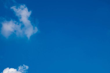 Mavi gökyüzü bulutları.