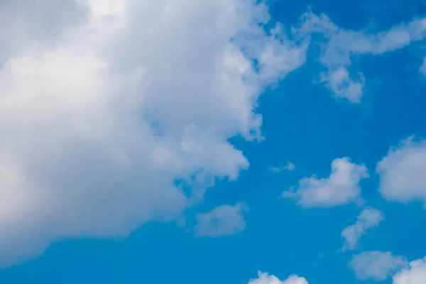 güzel beyaz tüylü kümülüs bulutları mavi gökyüzü arka planına karşı.