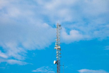 Telekomünikasyon kule mavi gökyüzü