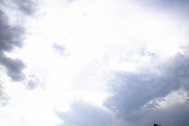 Beyaz bulutlu mavi gökyüzü