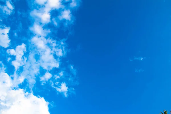Mavi Gökyüzü ve Bulut Arkaplanı.