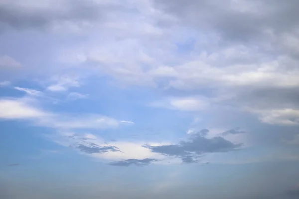 mavi gökyüzü bulutlu arkaplan