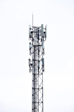 Mavi gökyüzüne karşı anten kulesi.