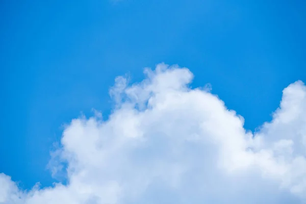 Mavi gökyüzünde beyaz kabarık bulutlar