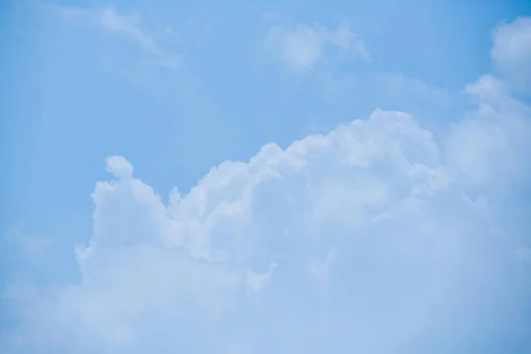 beyaz bulutlar, doğal arka plan ile mavi gökyüzü.