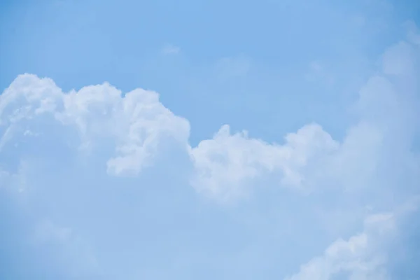 Gökyüzü arka planı çok güzel. Yazın beyaz kabarık bulutlu doğal mavi gökyüzü.