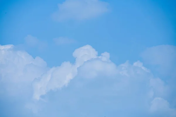 Küçük bulutlu mavi gökyüzü arkaplanı