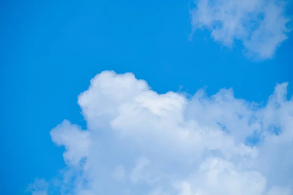 Beyaz bulutlu mavi gökyüzü