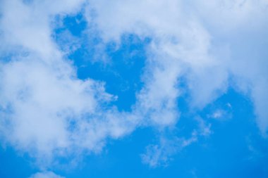 Beyaz bulutlu mavi gökyüzü.