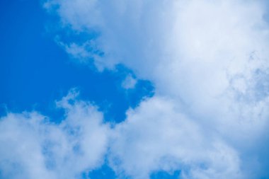 Mavi gökyüzünde güzel bulutlar, arka plan