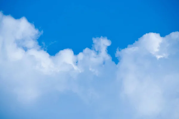 Mavi gökyüzüne karşı beyaz bulutlar