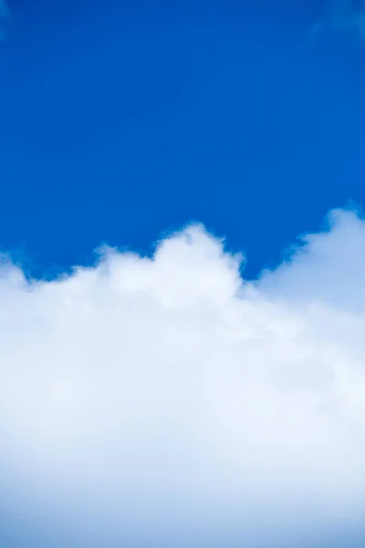 Beyaz bulutlu mavi gökyüzü
