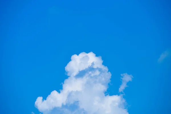 Mavi gökyüzü arkaplanlı beyaz bulut