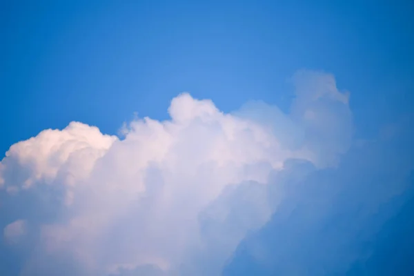Beyaz kabarık bulutlu mavi gökyüzü arkaplanı