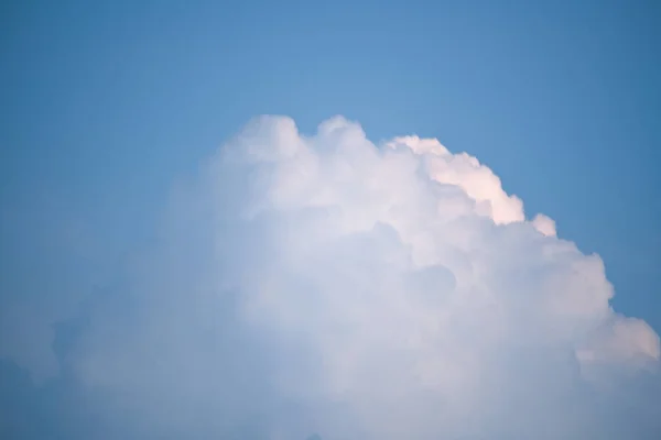 Bulutlu mavi gökyüzü, hava bulutlu meteoroloji arka planı