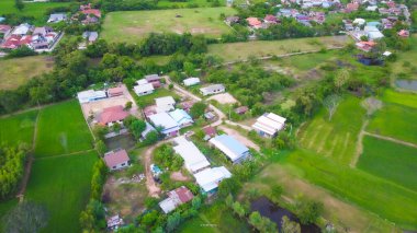 Köyün en baştan görüntülemek.