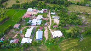 Kırsal kesimde yeşil çimenli küçük bir köy manzarası..