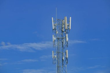 Gökyüzü arka planında cep telefonu anteniName