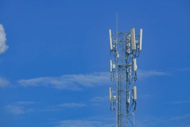 gökyüzü arka planda cep telefonu kulesi