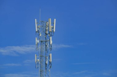 Mavi gökyüzü arkaplanındaki anten kulesi