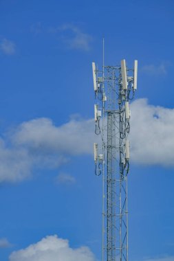 mavi bulutlu iletişim kulesi