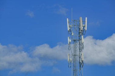 Gökyüzüne karşı mobil iletişim kulesi