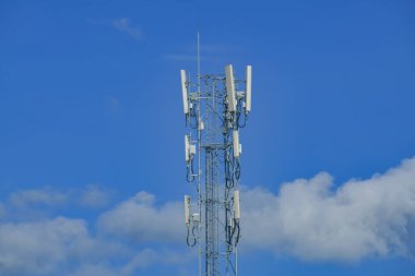 cep telefonu anteninin mavi gökyüzü arkaplanı
