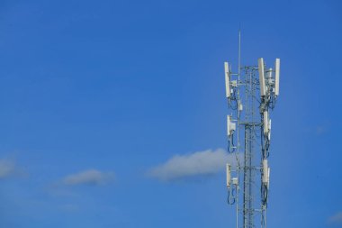Mavi gökyüzü arka planında cep telefonu anteniName