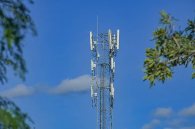 Mavi gökyüzü ile anten