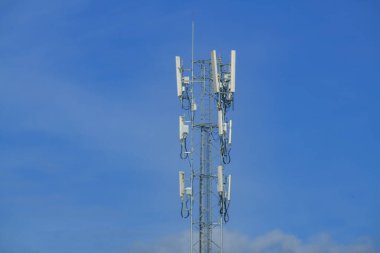 Mavi gökyüzünün arka planında cep telefonu anteni