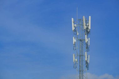 Açık mavi arkaplanda anten kulesi