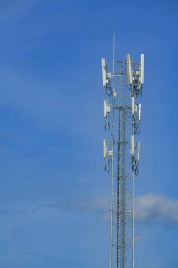 Mavi gökyüzü arkaplanındaki anten kulesi