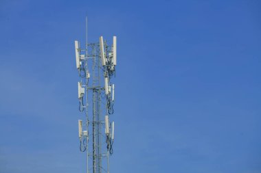 İletişim kulesi üzerinde mavi gökyüzü