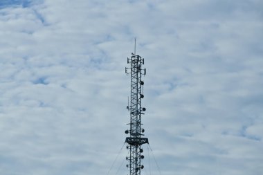 İletişim kulesi ile mavi gökyüzü arka plan