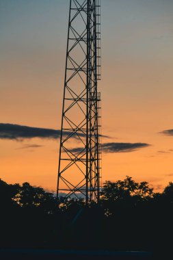 Akşamları kulenin silueti..