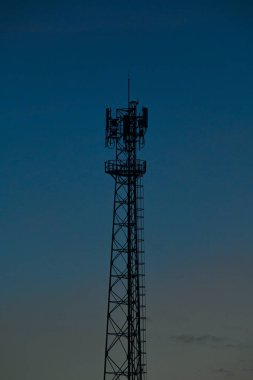 Geceleri bir kulenin silueti