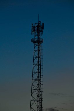 Gün batımında bir kulenin silueti.