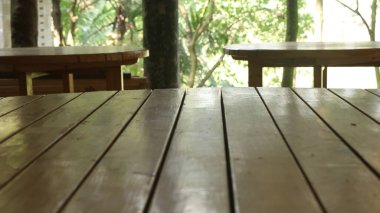 Doğanın bulanık ağaçlarına sahip ahşap zemin arka planda ve yaz mevsiminde ürün ekran montajı