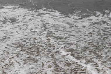 Güneşli bir günde kumsalda Büyük Deniz dalgası