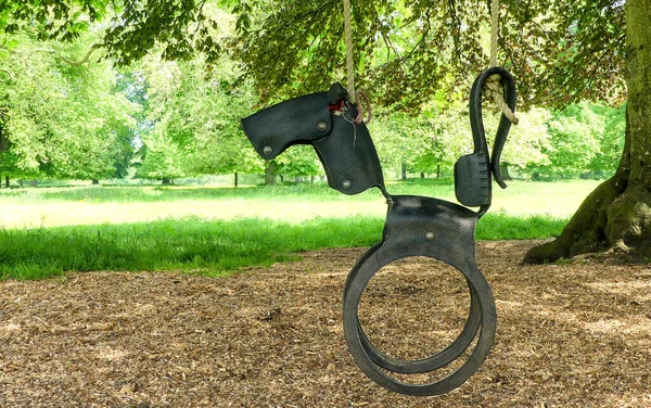 Recycelte Gartenschaukel Die Einem Baum Über Hackschnitzeln Hängt Aus Einem — Stockfoto