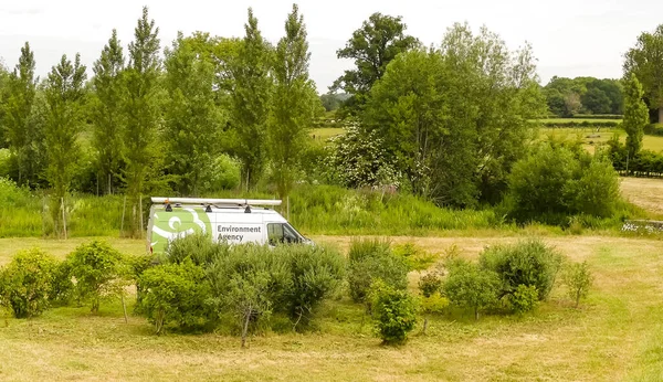 Banbury, Oxfordshire 'da. İngiltere - 4 Haziran 2020: Bir Çevre Ajansı aracı Sel Alleviasyon Şeması 'nda genç ağaçların oluşturduğu küçük bir plantasyonun yanına park edildi. Devam eden bir geri çekilme girişiminin parçası.