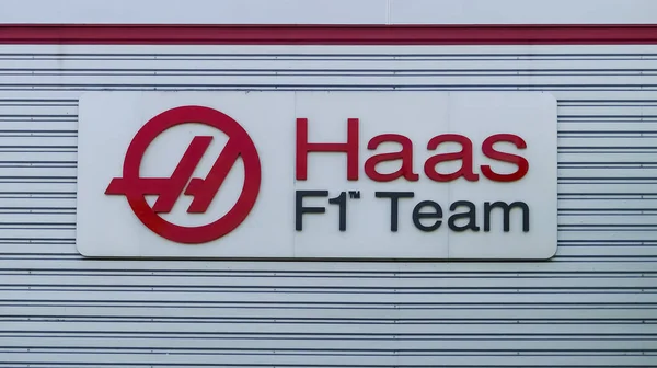 Banbury, Oxfordshire 'da. İngiltere - 27 Nisan 2020: Haas Formula 1 logosu Avrupa Genel Merkezi 'nin yan tarafında. Doğal ışık altındaki manzara resmi ve kopya için boşluk.