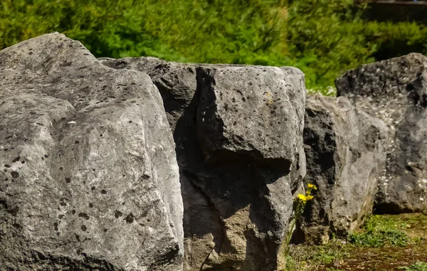 Řada Zvětralých Žulových Tvrdých Kamenných Balvanů Používaných Jako Bariéra Strukturovaný — Stock fotografie
