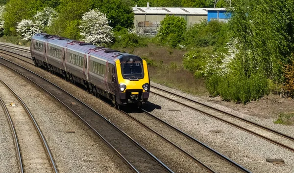 Banbury, Oxfordshire 'da. İngiltere - 05 Mayıs 2020: Sınıf 221 yolcu treni, Grimsbury Green Overline köprüsüne doğru ilerliyor..