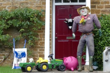 Kanca Norton, Oxfordshire. İngiltere - 19 Temmuz 2020: Hooky Korkuluk Avı 'nda bir kuş avcısı, yol kenarında sergilenen ücretsiz bir aile eğlencesi. 2 günde bulunacak 50 farklı tip..