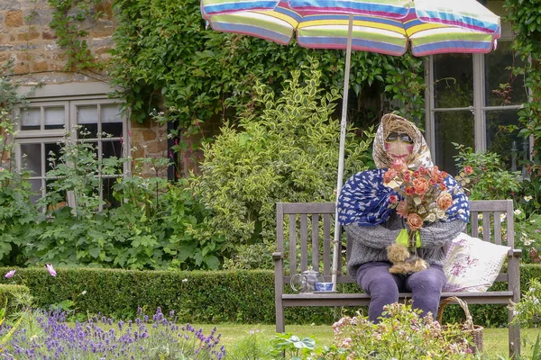 Kanca Norton, Oxfordshire. İngiltere - 19 Temmuz 2020: Hooky Korkuluk Avı 'nda bir kuş avcısı, yol kenarında sergilenen ücretsiz bir aile eğlencesi. 2 günde bulunacak 50 farklı tip..