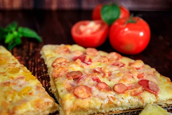 Fatia Pizza Close Com Salsichas Presunto Queijo Fundo Madeira Marrom — Fotografia de Stock