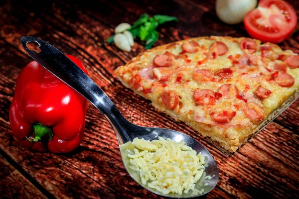 Salsicha Presunto Pimentão Fatia Pizza Queijo Decoração Madeira Com Legumes — Fotografia de Stock